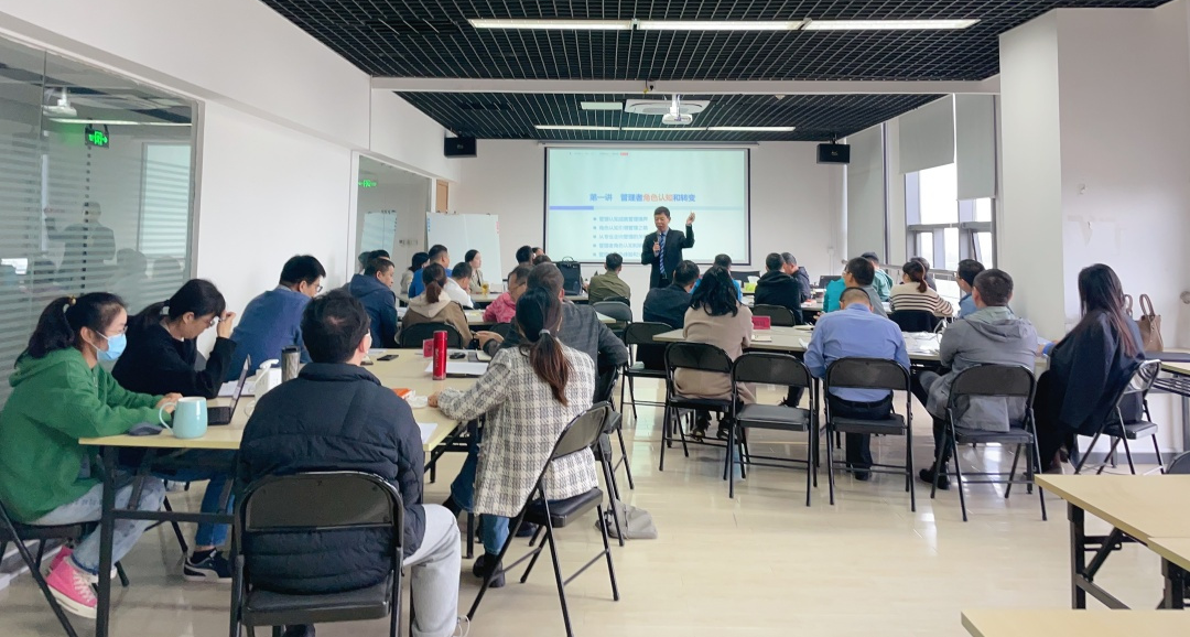 聚势谋远，惟实励新 | 尊龙凯时2023年中高层治理职员培训会圆满竣事